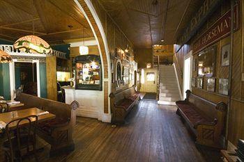 Rogues Harbor Inn Lansing Extérieur photo