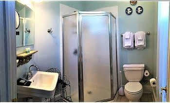 Rogues Harbor Inn Lansing Extérieur photo