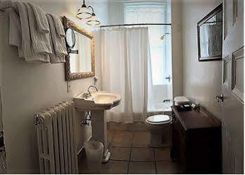 Rogues Harbor Inn Lansing Extérieur photo