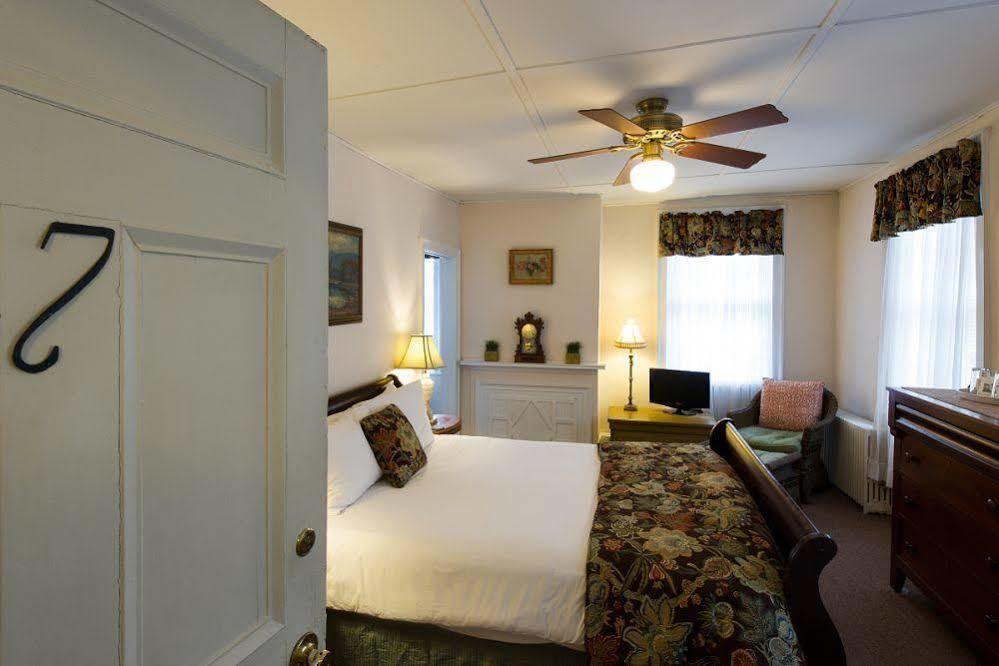 Rogues Harbor Inn Lansing Extérieur photo