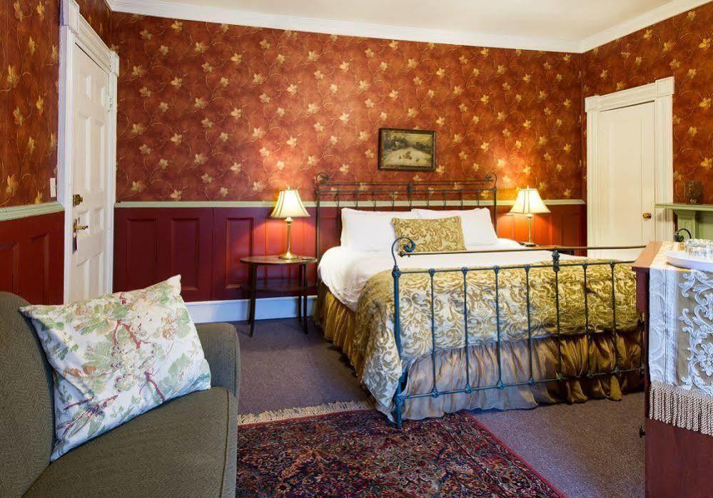Rogues Harbor Inn Lansing Extérieur photo