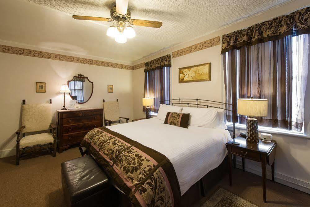 Rogues Harbor Inn Lansing Extérieur photo