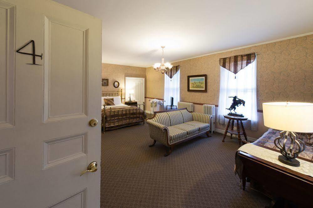 Rogues Harbor Inn Lansing Extérieur photo