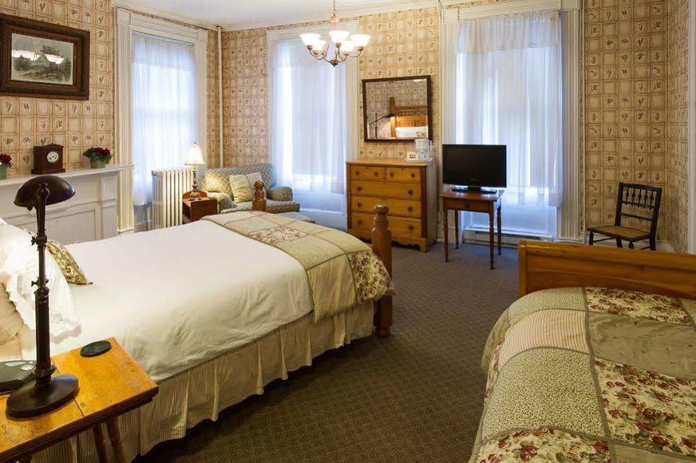 Rogues Harbor Inn Lansing Extérieur photo