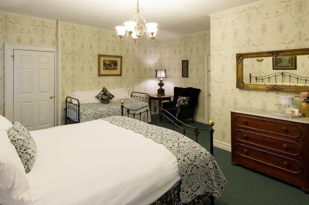 Rogues Harbor Inn Lansing Extérieur photo