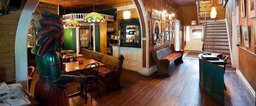Rogues Harbor Inn Lansing Extérieur photo