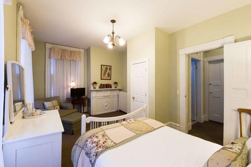Rogues Harbor Inn Lansing Extérieur photo